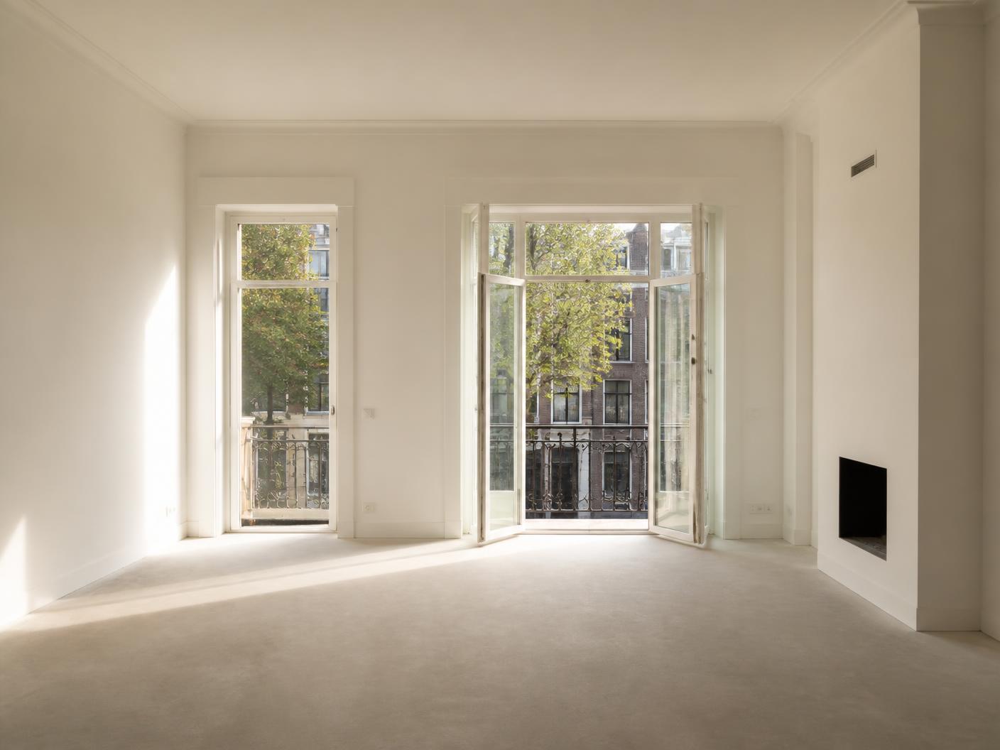 Leeg licht appartement in Kralingen met afgewerkte wanden en plafond